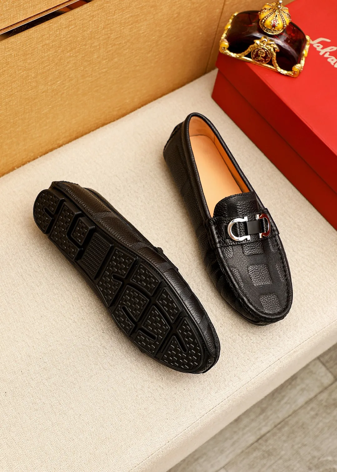 Men's shoes 💰360 💐 Product trademark: Ferragamo "Ferragamo" bean shoes Regular size: 38-44 (45.46🉑️customized) Product materials: Selected imported calfskin embossed upper + classic hardware buckle, imported pig leather lining. Strong three-dimensional visual effect, original outsole color: 1⃣️color optional